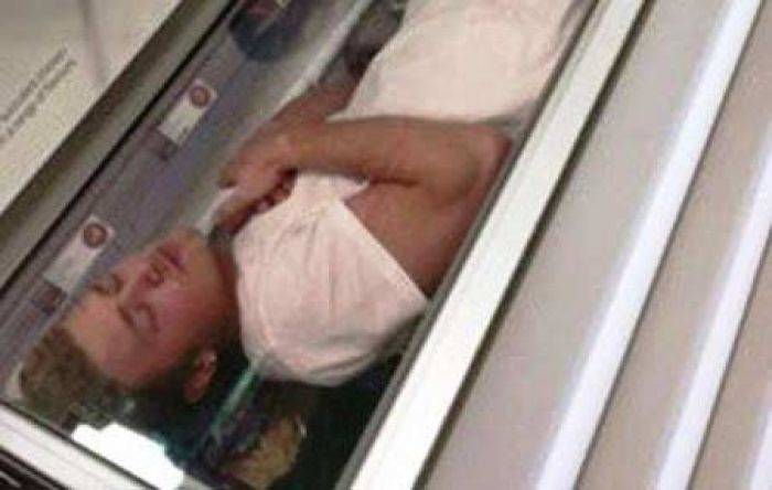 ​Inggris Dilanda Gelombang Panas, Pria Ini Tidur di Freezer Pabrik Es