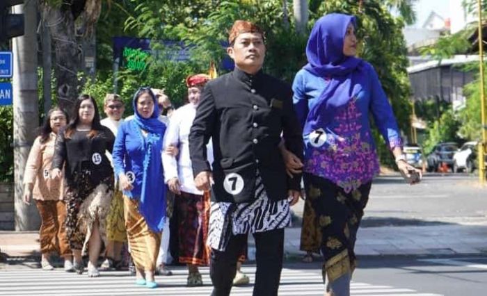 Peringati HUT ke-731, Sekwan DPRD Surabaya Gelar Peragaan Busana Jawa di Zebra Cross