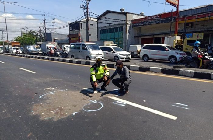 Oleng, Pemotor Asal Surabaya Tewas Terlindas Truk Tronton di Depan PT Herosin Sidoarjo