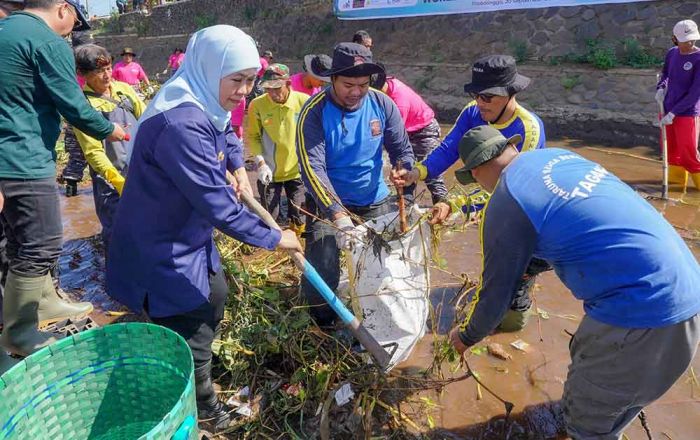 Gubernur Khofifah Pimpin Aksi Bersih Sungai Dalam Rangka World Clean Up Day di Probolinggo