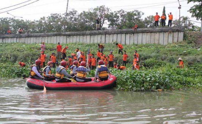 Ribuan Personel Bersih-bersih Kali Mas Surabaya 