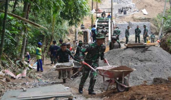 Satgas TMMD Kodim Blitar Semangati Warga Karangbendo