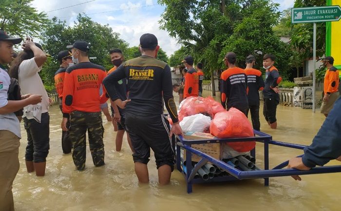 MWC NU Balongpanggang dan Banom Bantu 4.000 Paket Sembako untuk Korban Banjir Kali Lamong