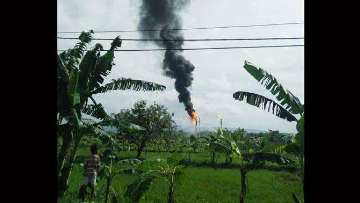 Api Flare JOB PPEJ di Soko Membesar, Warga Mengamuk Segel Gerbang PAD B Api Flare JOB PPEJ di Soko Membesar, Warga Mengamuk Segel Gerbang PAD B