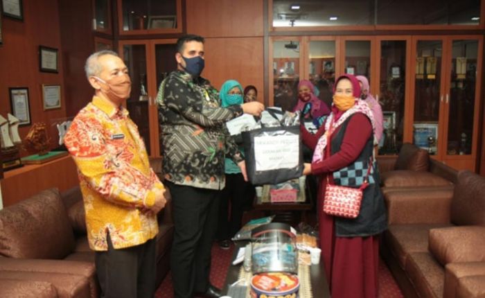 Sambut Hari Kartini, Emak-emak Sumbang 1.000 Masker dan APD ke Wali Kota Probolinggo