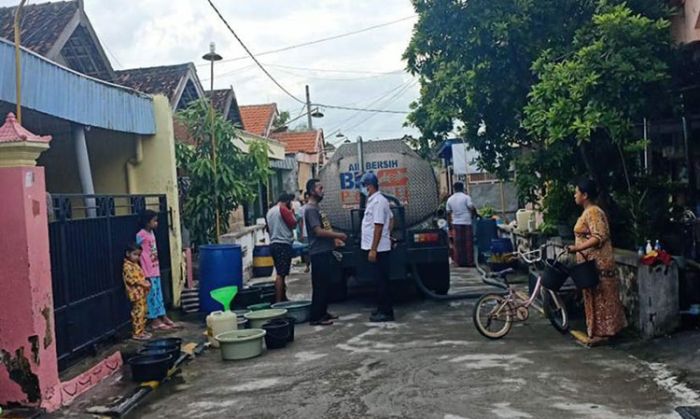 Distribusi Mampet, PDAM Gresik Kirim Air Tangki ke Pelanggan di Desa Semampir