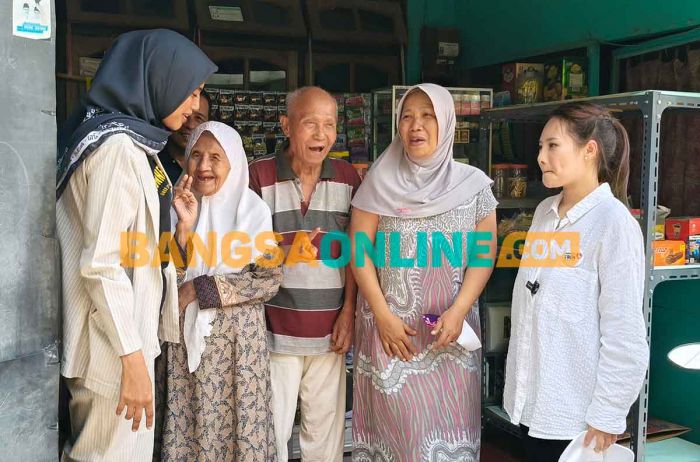 Bunda Fey dan Mbak Regina Blusukan di Bawah Terik Matahari