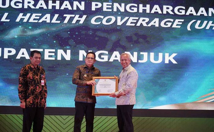 Pj Bupati Nganjuk Terima Penghargaan UHC pada Peringatan Hari Kesehatan Nasional ke-60