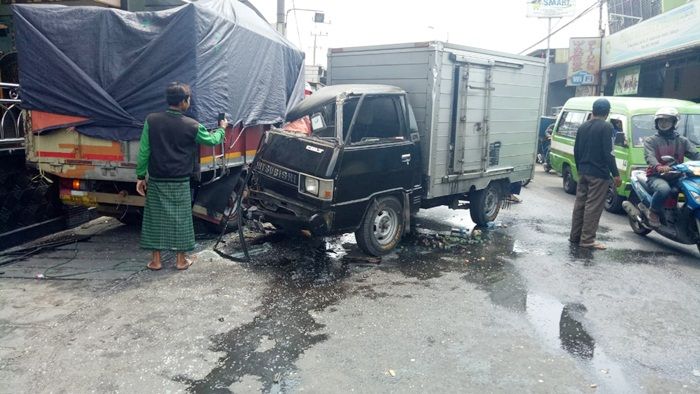 Diduga Mengantuk, Mobil Box Tabrak Truk di Sedati, Sopir Luka Berat