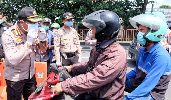 Polresta Sidoarjo Lakukan Penertiban dan Bagikan Masker ke Pengendara yang Masuk Kota Delta 