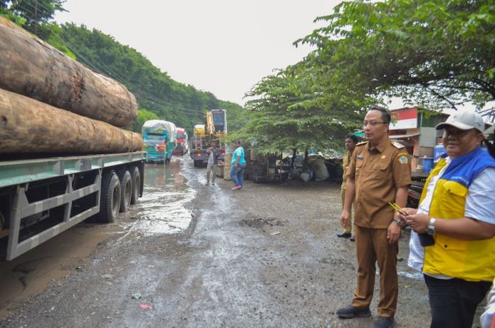 Wabup Alif Pastikan Kerusakan Jalan Kapten Darmo Sugondo Gresik Diperbaiki Malam ini