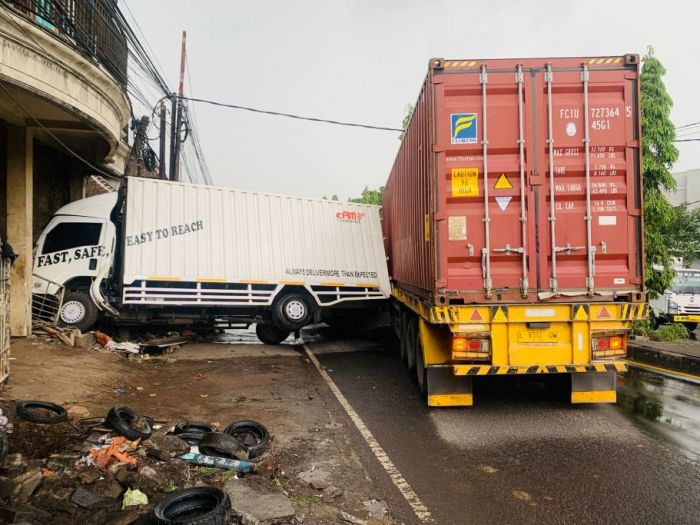 Dua Truk Alami Laka Karambol di Bypass Pandaan Pasuruan, Toko Warga dan Tiang Listrik Turut Rusak