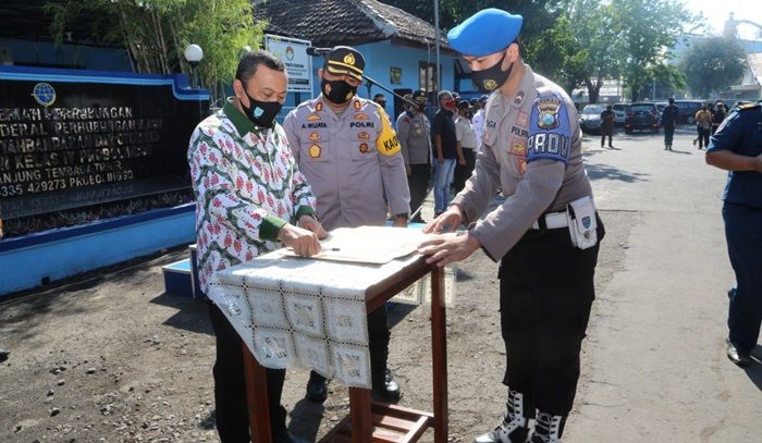 Kampanyekan Jatim Bermasker, Polres Probolinggo Kota Bagikan Masker di Pelabuhan