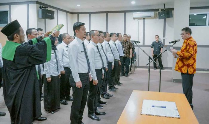 Kepala BPPKAD Gresik Lantik 17 Juru Sita Pajak Daerah Kepala BPPKAD Gresik Lantik 17 Juru Sita Pajak Daerah