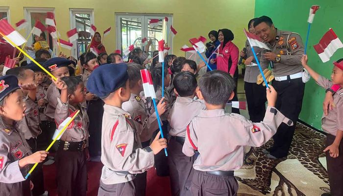 Satlantas Polres Pasuruan Bagikan 1.000 Bendera Merah Putih Sambut HUT ke-80 RI Satlantas Polres Pasuruan Bagikan 1.000 Bendera Merah Putih Sambut HUT ke-80 RI