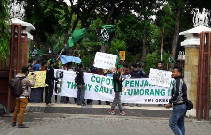 HMI Gresik Demo DPRD, Desak Saut Situmorang Mundur