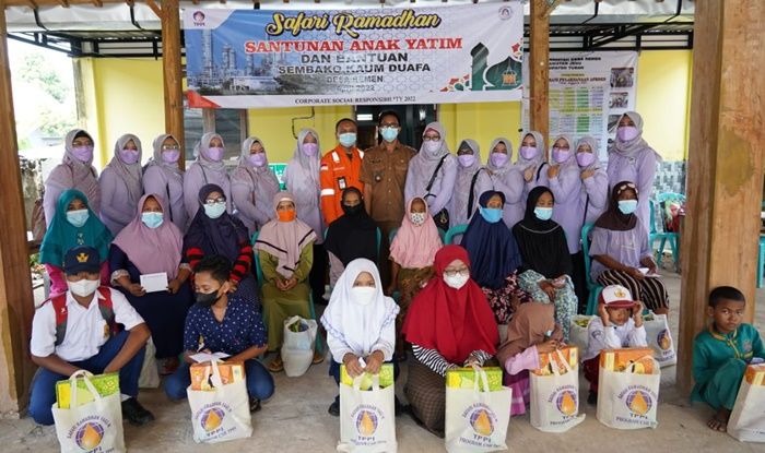 Safari Ramadan 1443 H, Istri Karyawan TPPI Tuban Bagikan Ratusan Paket Sembako dan Santuni Yatim