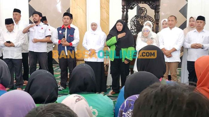 Gubernur Khofifah dan Ratusan Ojol Gelar Tahlil Kubro untuk Affan Kurniawan di Surabaya