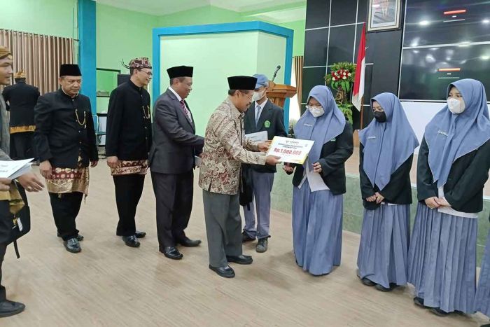 Awali Tahun Baru 2023, Baznas Jatim Salurkan Puluhan Santunan Beasiswa MA