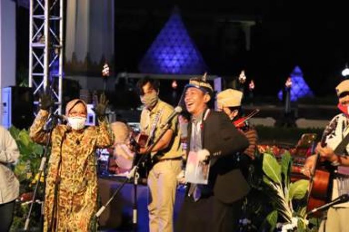 ​Gandeng Cak Kartolo-Cak Suro, Bu Risma Baca Puisi dan Buka Parade Seni Budaya Surabaya
