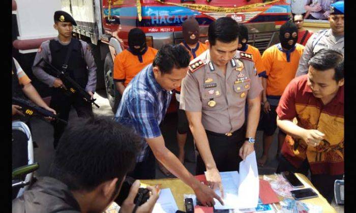 Gelapkan 25 Ton Tepung, 4 Karyawan PT HSA Dibekuk