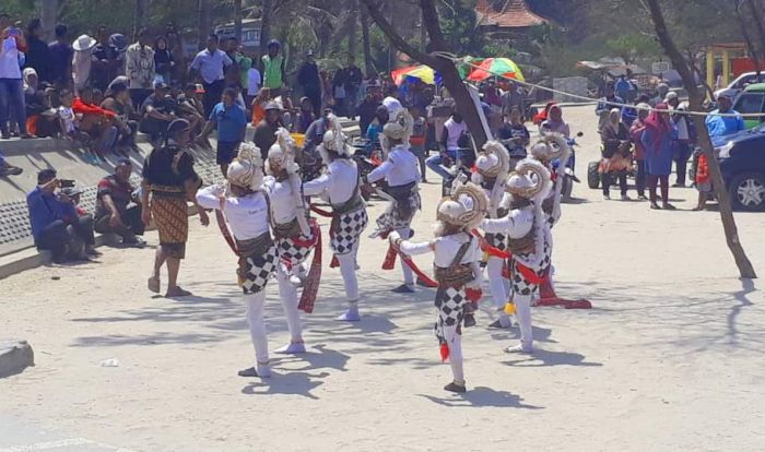 Puluhan Manusia Berbaju Kera Ramaikan Pantai Klayar Pacitan