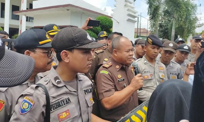 Laporan Dugaan Korupsi DD Sokobanah Dinilai Mandek, Warga Demo Kejari Sampang