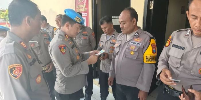 Propam Polres Lamongan Sidak Empat Polsek, Cek HP hingga Administrasi Personel