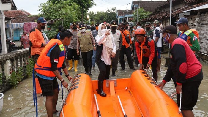 Gunakan Perahu, Bupati Mojokerto Ikfina Tinjau Korban Banjir Kali Lamong