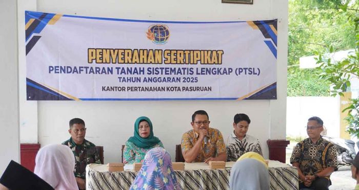 Kantah Kota Pasuruan Serahkan 31 Sertifikat Elektronik PTSL ke Warga Pohjentrek