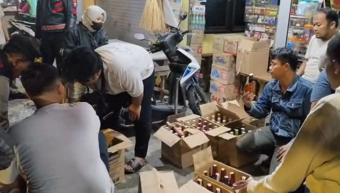 Razia Ramadhan, Polres Bangkalan Sita Ratusan Botol Miras dari Sejumlah Warkop