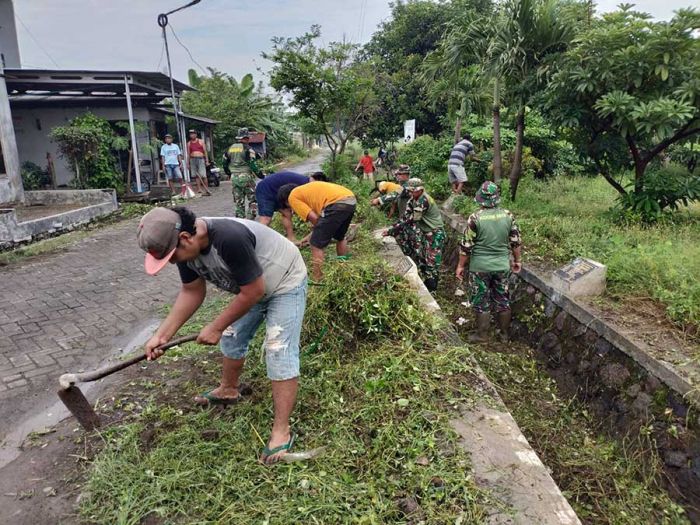 Antisipasi Cuaca Ekstrem, Forkopimka Krembung Ajak Warga Kerja Bakti di Dusun Balongpapar