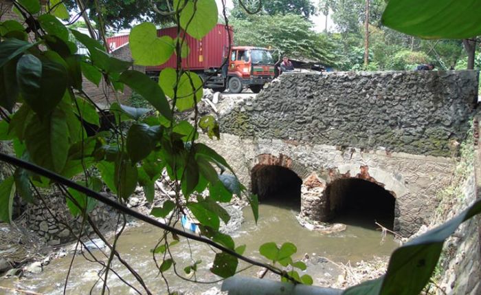 Jembatan Peninggalan Belanda Pemicu Banjir Karangrejo