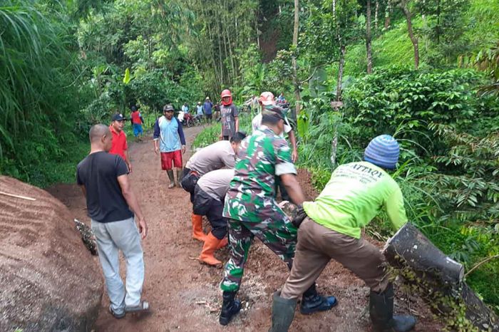 Usai Longsor di Jogorogo, Anggota TNI-Polri Bersama Masyarakat Gelar Gotong Royong