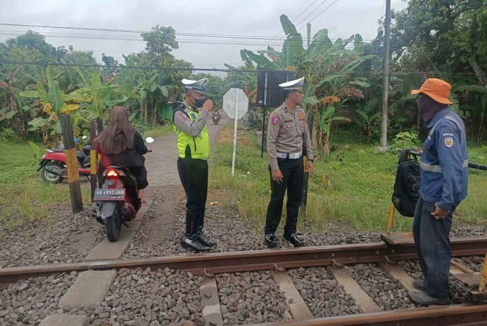 Satlantas Polres Ngawi Berikan Imbauan Kepada Masyarakat Sekitar Perlintasan Kereta Api