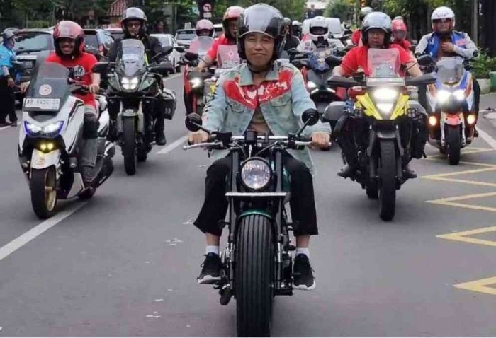 Di tengah Heboh Pagar Laut, Jokowi Touring Moge di Solo