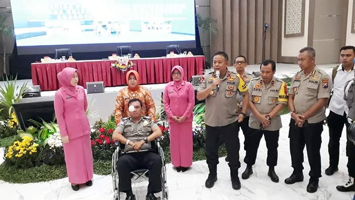 Kapolda Jatim Beri Penghargaan kepada Bripka Andreas, Anggota Polres Lamongan