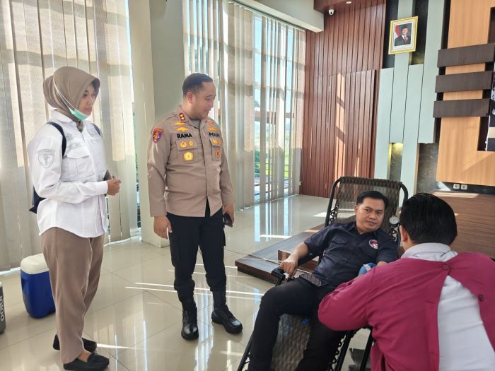 Diikuti Puluhan Peserta, Polres Gresik Gelar Donor Darah Sambut HUT Bhayangkara