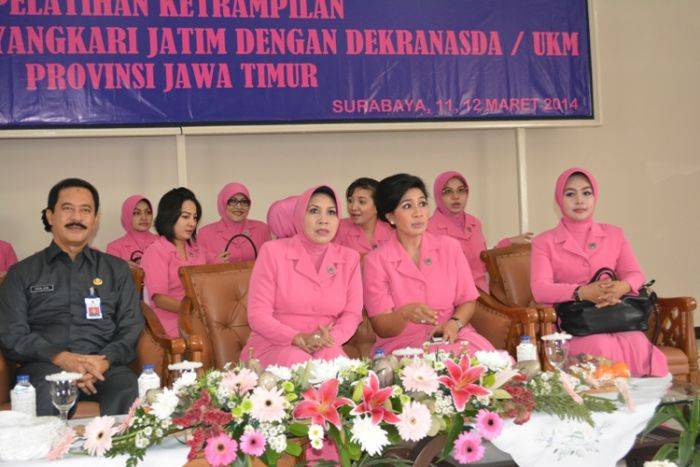 Diskop Latih Bhayangkari Bikin Sulam Pita