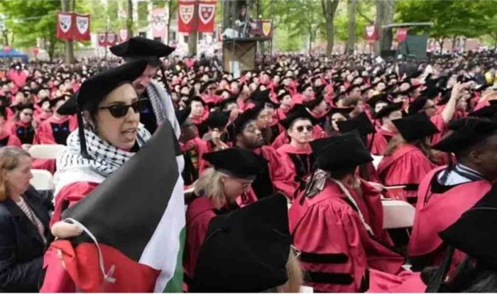 Ratusan Wisudawan Universitas Harvard Walk Out, Protes 13 Mahasiswa Tak Lulus karena Bela Palestina