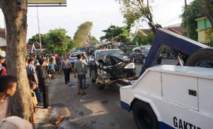 Kecelakaan di Jalan Yos Sudarso Jombang: Avanza Seruduk Dua Motor, Seorang Pelajar Tewas Terlindas