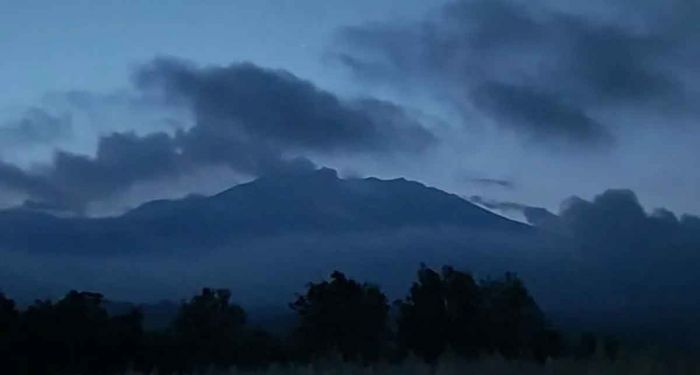 Erupsi Gunung Raung, Kolom Abu Capai 750 Meter Erupsi Gunung Raung, Kolom Abu Capai 750 Meter