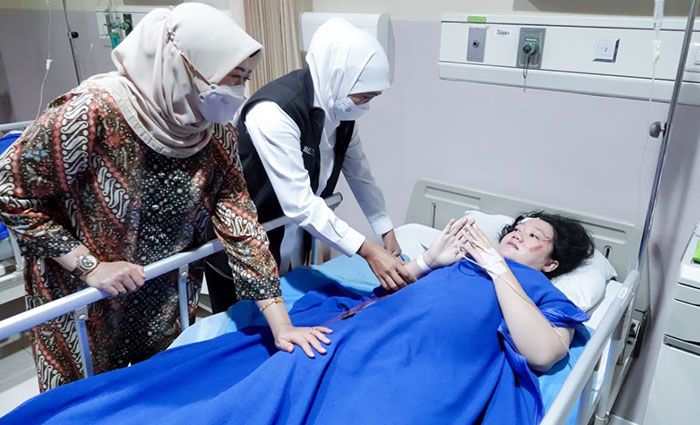 Gubernur Khofifah Beri Dukungan Psikologis dan Moril bagi Para Korban Kecelakaan Tol Sumo