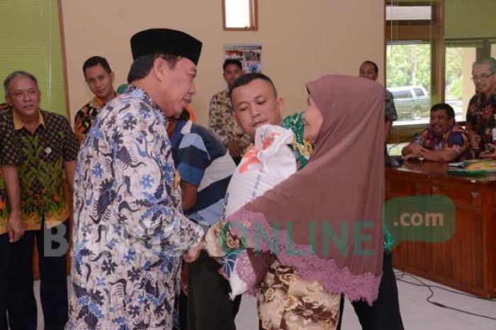 Tuban Mulai Salurkan Rastra, Bupati Minta Camat dan Kades Data Warga Miskin Secara Akurat Tuban Mulai Salurkan Rastra, Bupati Minta Camat dan Kades Data Warga Miskin Secara Akurat