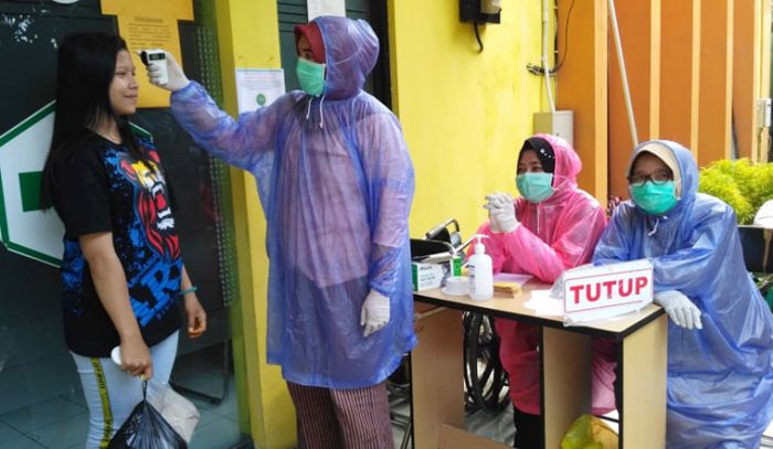 Stok APD Minim, Petugas Medis Puskesmas di Kota Malang Gunakan Jas Hujan Plastik