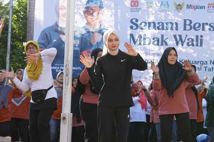 Peringati Harganas dan HAN 2025, Wali Kota Kediri Gelar Senam Bersama di Halaman Balai Kota