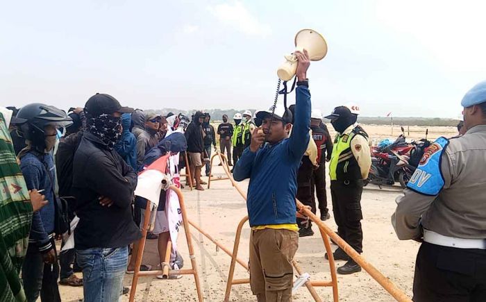 Tuntut Tenaga Kerja, Warga Mengare Komplek Gresik Demo Smelter PT Freeport Indonesia