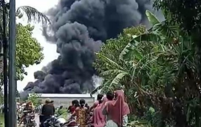 Gudang Solar di Tengah Permukiman Warga Bojonegoro Terbakar Hebat, 6 Truk Damkar Dikerahkan