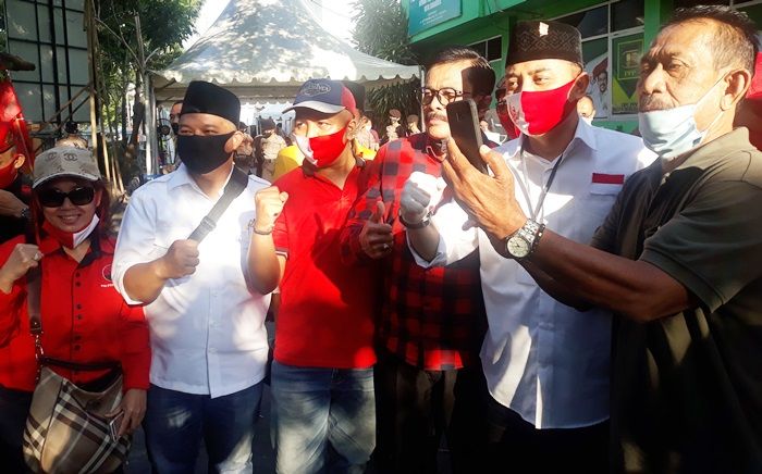 Relawan Gus Eri Antar Eri Cahyadi-Armuji Daftar ke KPU Surabaya