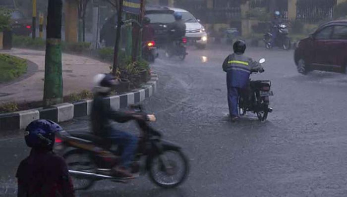 Hujan Petir Berpotensi Landa Jawa Timur Hari ini